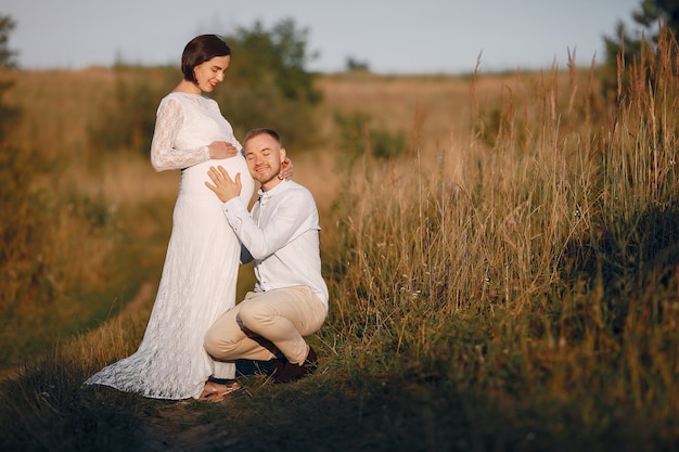 Leuke familie tijd doorbrengen in een zomer veld