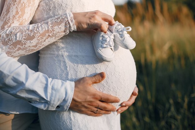 Leuke familie tijd doorbrengen in een zomer veld