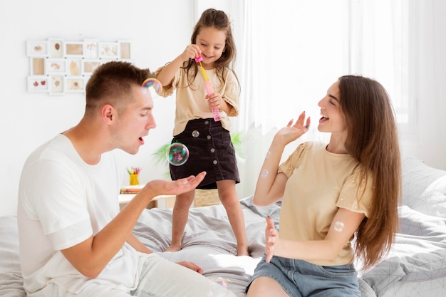 Leuke familie tijd samen doorbrengen in de slaapkamer