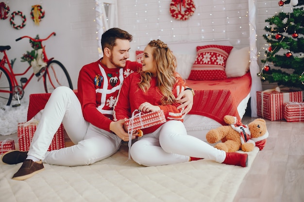 Leuke familiezitting dichtbij Kerstboom