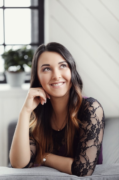 Leuke gelukkige vrouw die lacht