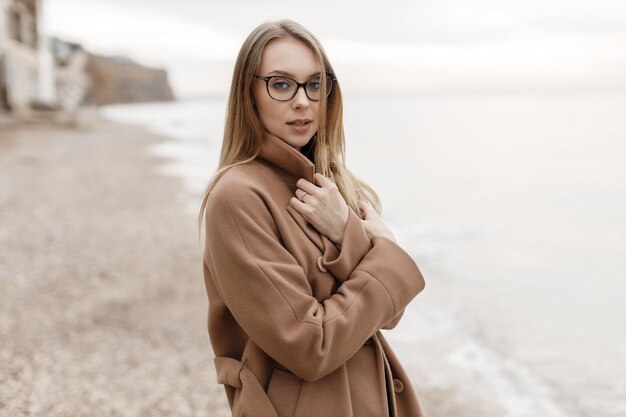 leuke gezellige lachende vrouw buiten in de buurt van de zee