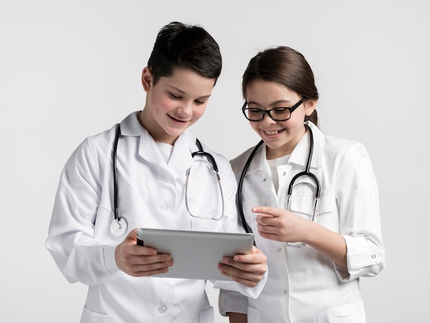 Leuke jonge jongen en meisje die een tablet samen gebruiken