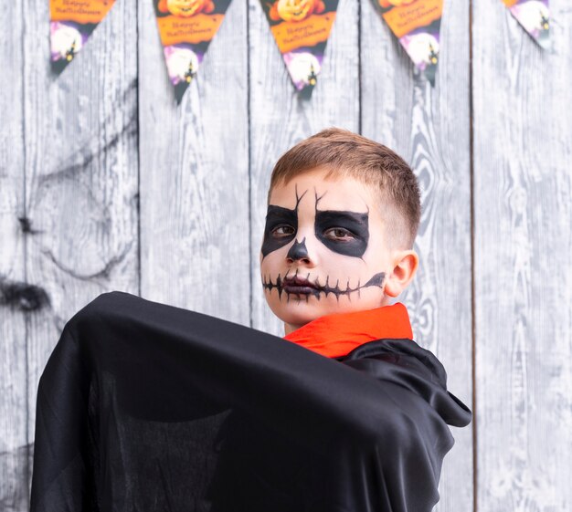 Leuke jonge jongen in Halloween-kostuum