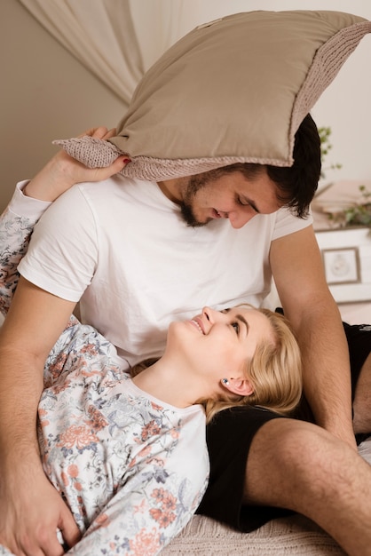 Leuke jonge man en vrouw spelen in bed