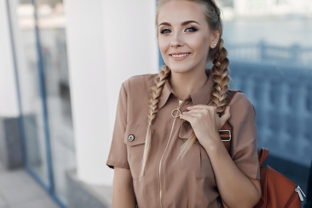 Leuke jonge vrouw buiten