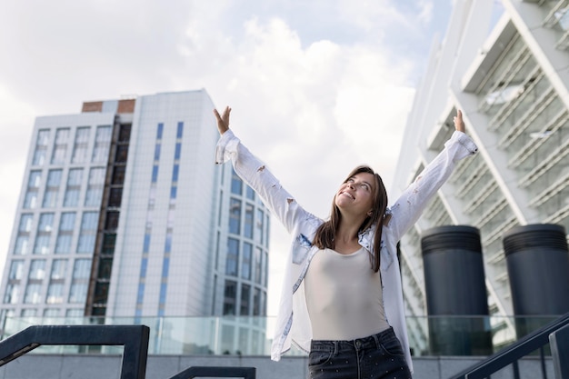 Gratis foto leuke jonge vrouw die lacht