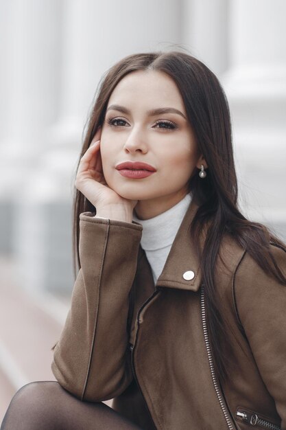 leuke jonge vrouw in vrijetijdskleding buiten