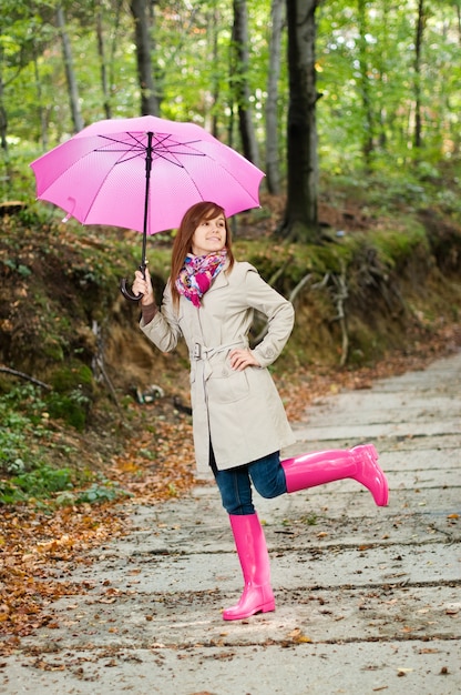 Leuke jonge vrouw met plezier na het regenen