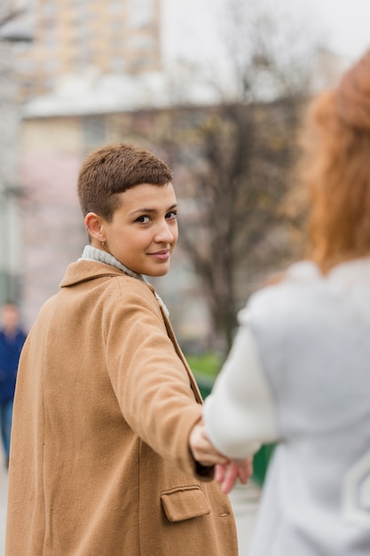 Leuke jonge vrouwen die handen houden