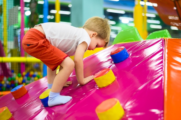 Gratis foto leuke jongen die binnen speelt