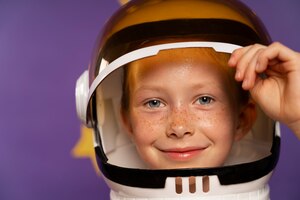 Leuke jongen gekleed in ruimteastronaut