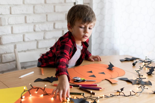 Leuke jongen met halloween-pompoenconcept