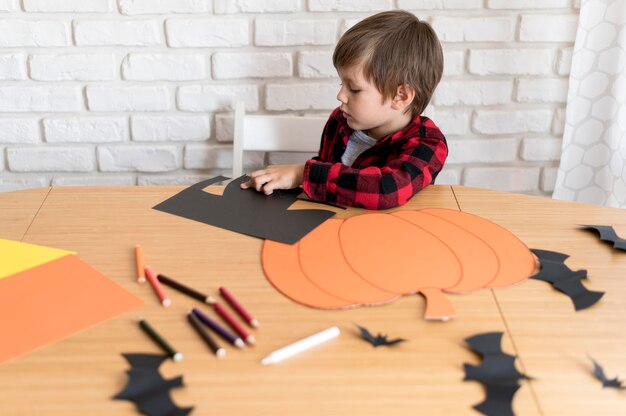 Leuke jongen met halloween-pompoenconcept