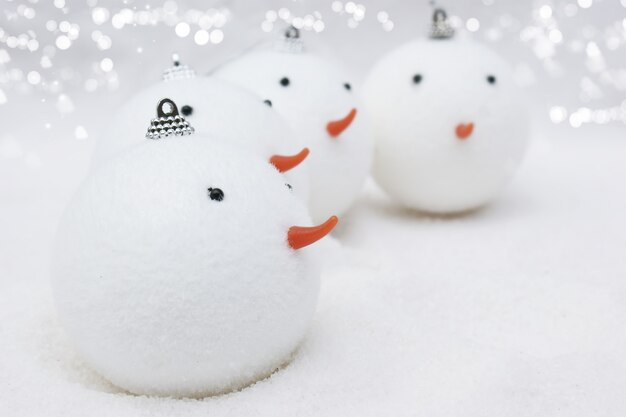 Leuke kerst sneeuwmannen kerstballen in de sneeuw