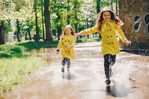 Leuke kinderen plaiyng op een regenachtige dag