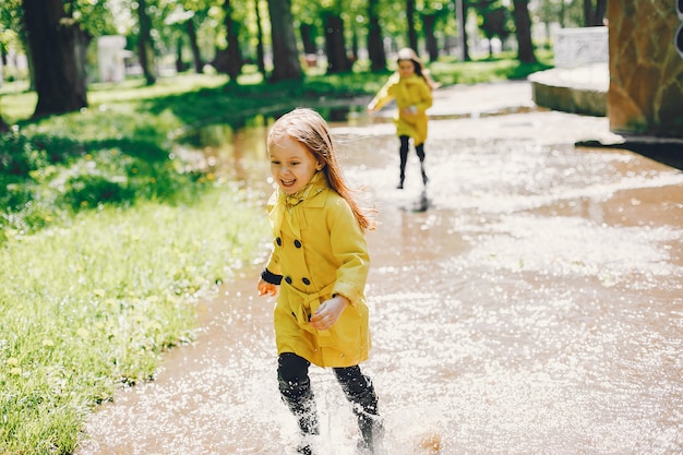 Leuke kinderen plaiyng op een regenachtige dag