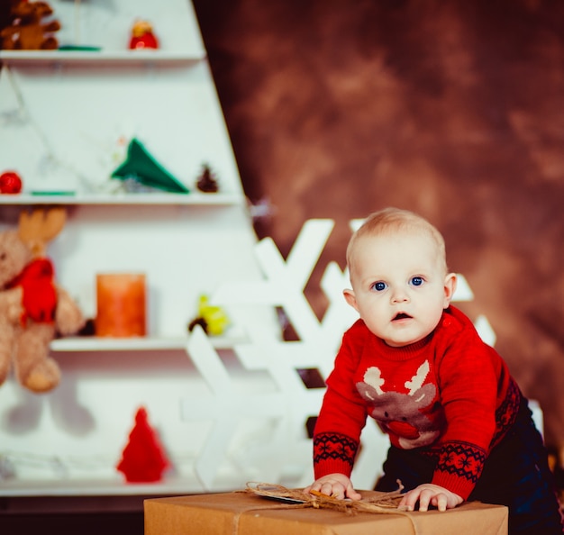 Leuke kleine jongen lachen in New Year studio