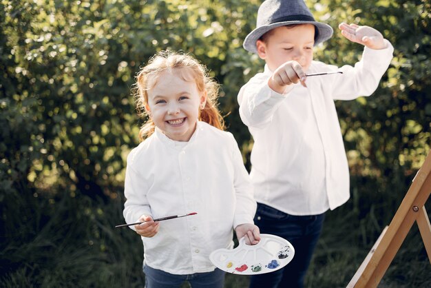 Leuke kleine kinderen die in een park schilderen