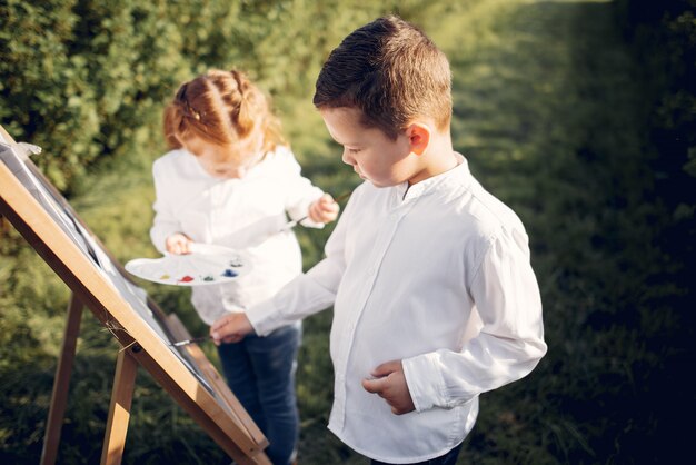 Leuke kleine kinderen die in een park schilderen