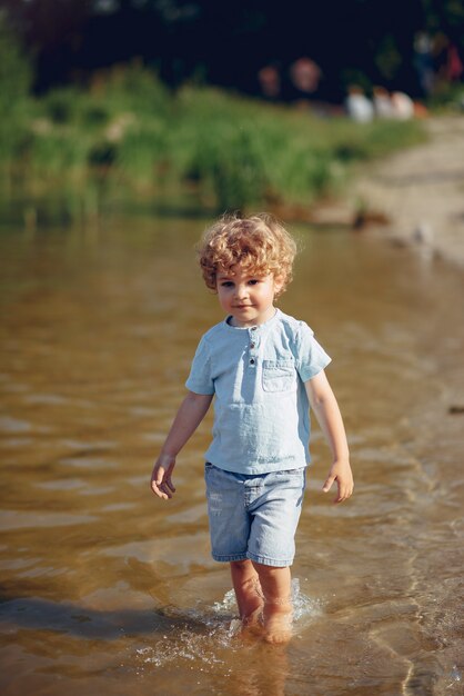 Leuke kleine kinderen die op een zand spelen