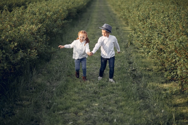 Gratis foto leuke kleine kinderen op een gebied van de lente