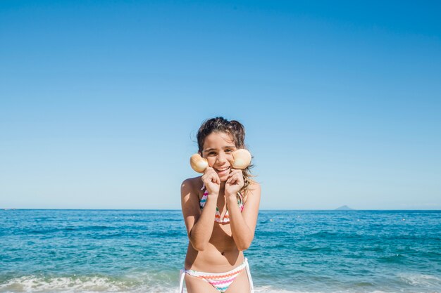 Leuke meid op het strand