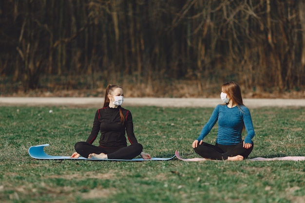 Leuke meisjes die yoga in maskers doen