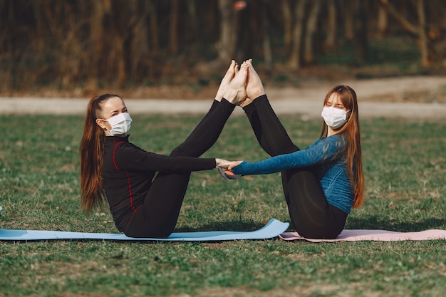 Leuke meisjes die yoga in maskers doen