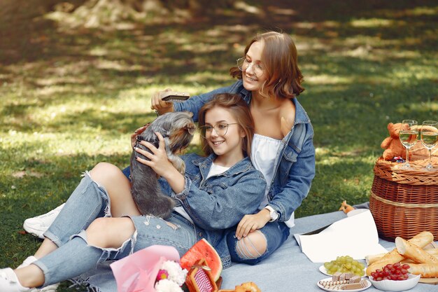 leuke meisjes in een park spelen met kleine hond