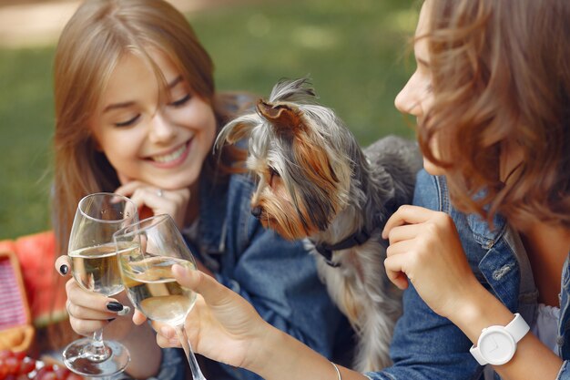 leuke meisjes in een park spelen met kleine hond