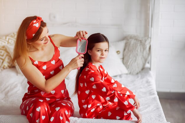 Leuke moeder en dochter thuis in pyjama&#39;s