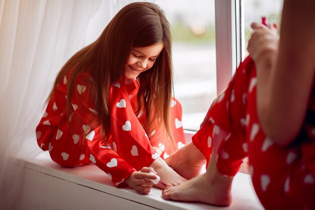 Leuke moeder en dochter thuis in pyjama&#39;s