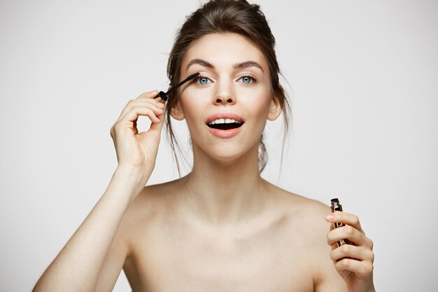 Leuke mooie vrouw kleurstof wimpers met geopende mond. Schoonheid gezondheid en cosmetologie concept.