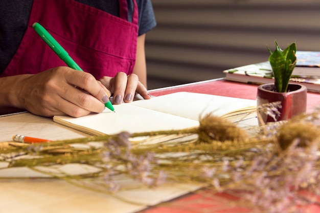 Gratis foto leuke opstelling van gedroogde planten op tafel