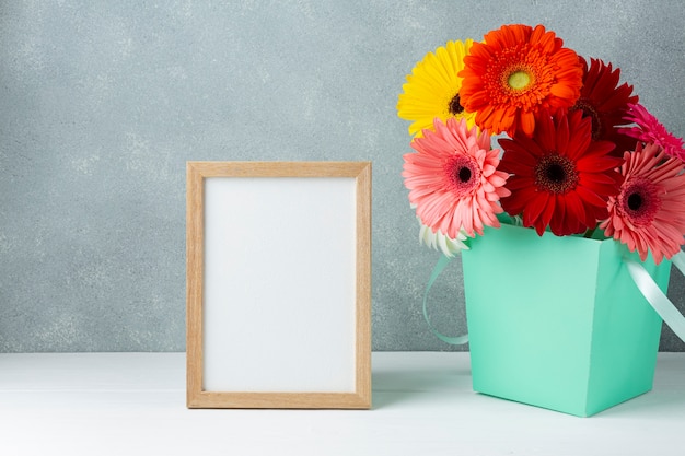 Gratis foto leuke regeling met gerbera daisy bloemen