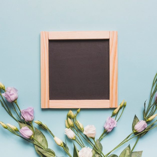 Leuke rozen dichtbij leeg bord