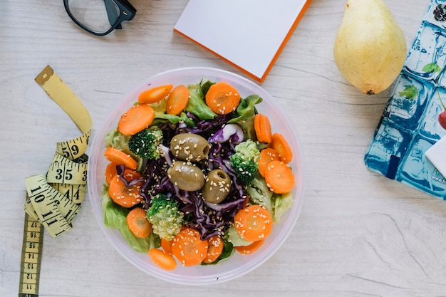 Leuke salade in de buurt van meetlint