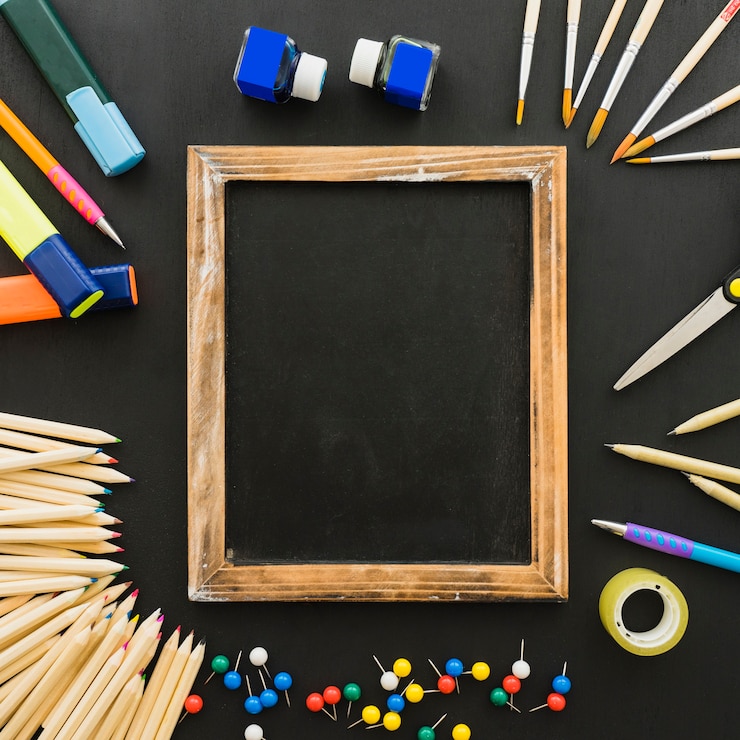 Gratis Foto leuke samenstelling met schoolmaterialen en houten frame