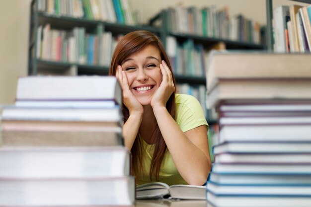 Leuke student in bibliotheek