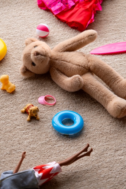 Gratis foto leuke teddybeer binnen stilleven