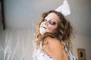 Gratis foto leuke tiener meisje in halloween gezicht verf