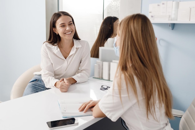 leuke vrouw bij cosmetologiereceptie