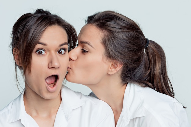 leuke vrouw die een andere verraste vrouw kust