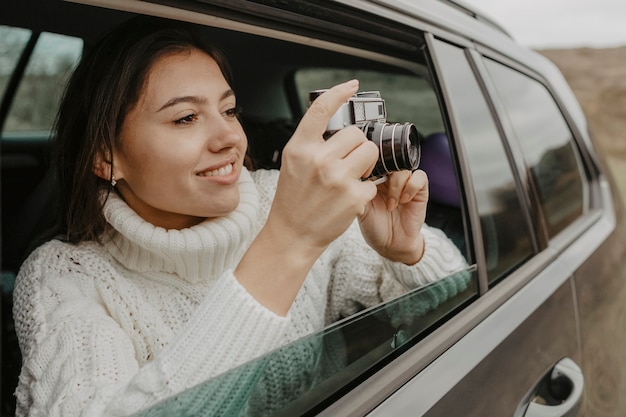 Gratis foto leuke vrouw die een foto neemt