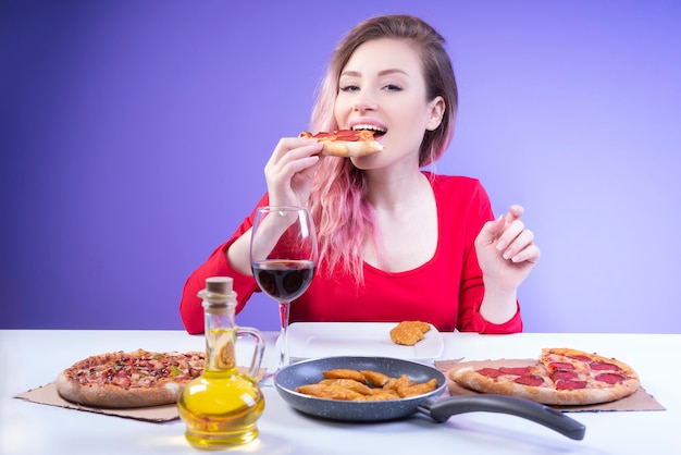 Leuke vrouw die een plak van pizza bijt