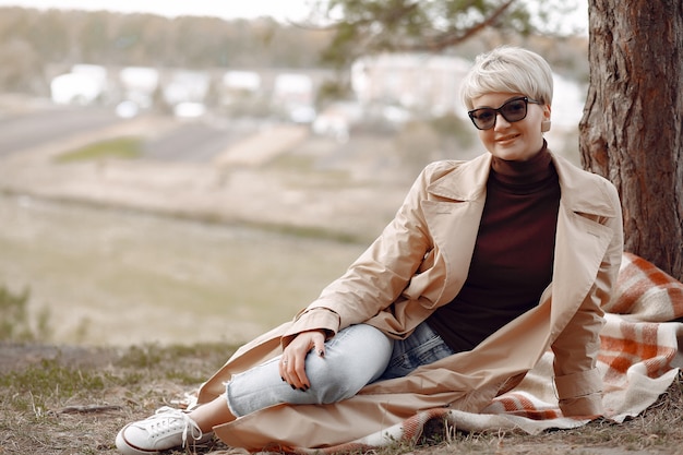 Leuke vrouw heeft een rust in een herfst park