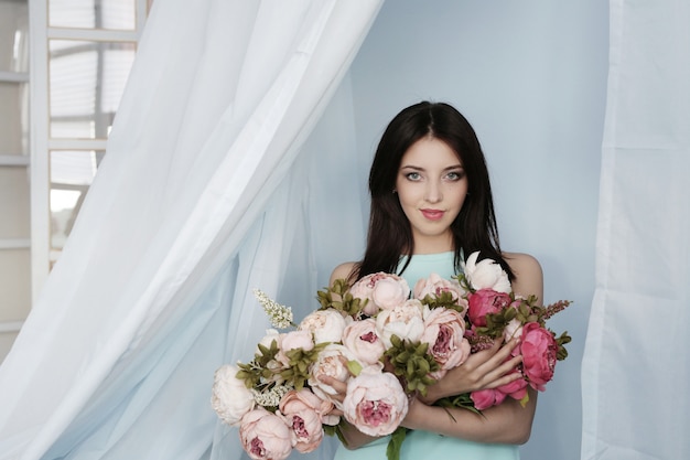 Leuke vrouw met bloemenboeket