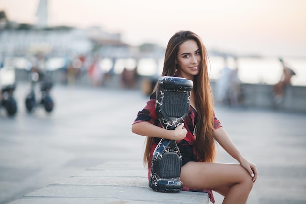 Leuke vrouw met gyro scooter buiten