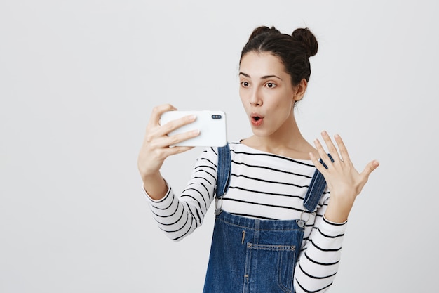 Leuke vrouw videochat via smartphone, vlog opnemen op mobiele telefoon